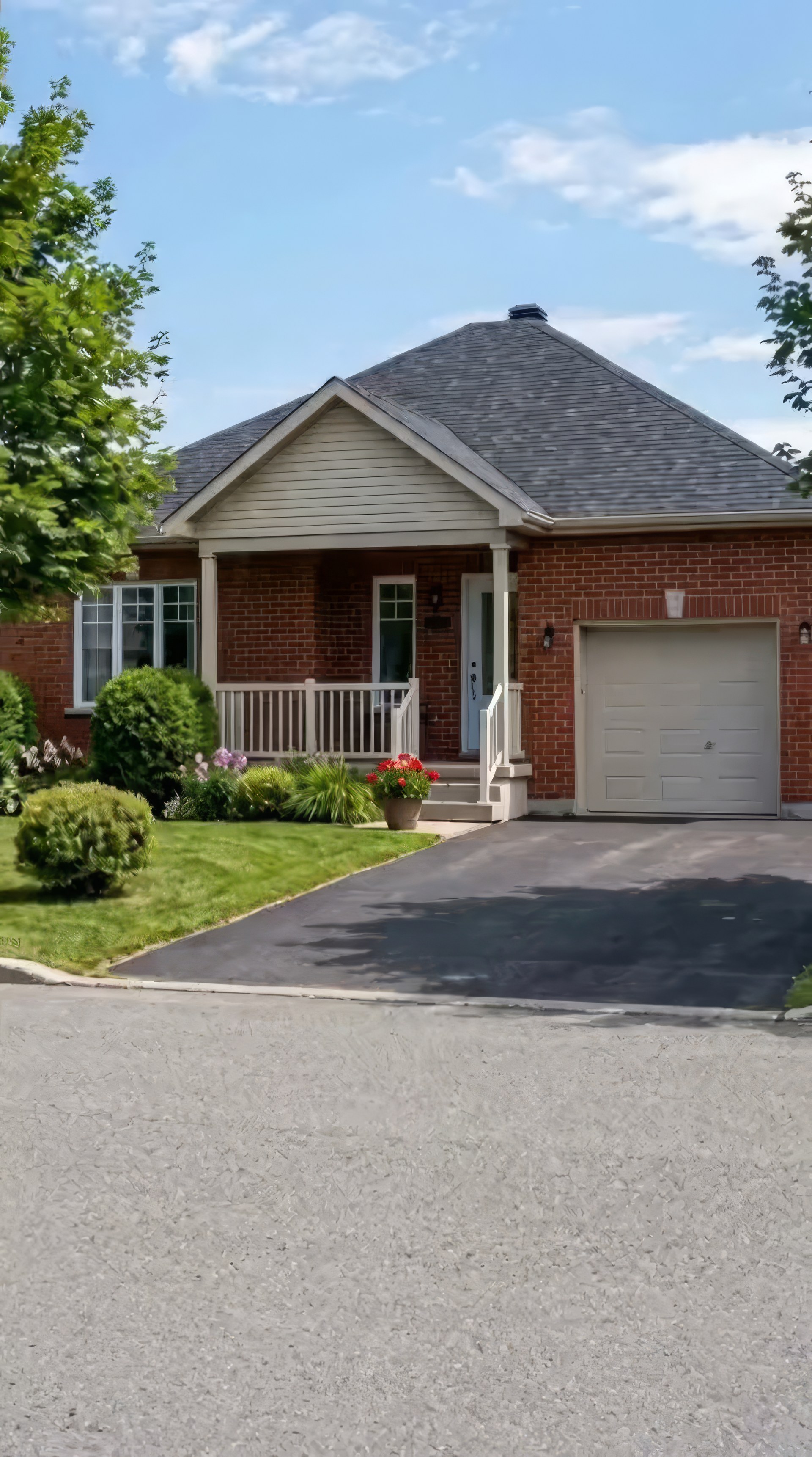 Bungalow en brique avec garage simple, au bout d'une entrée asphaltée